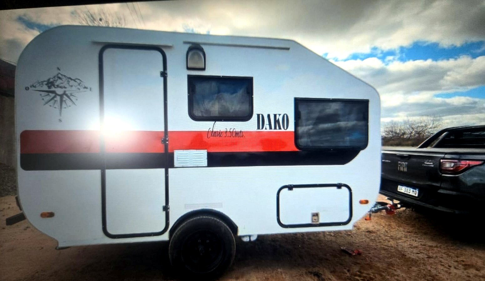 Casa Rodante Dako 250 enganchada a la camioneta, lista para viajar